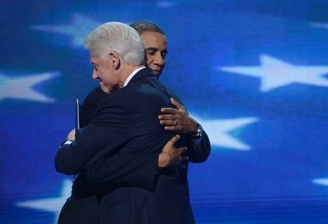 Berpidato di Konvensi Demokrat, Bill Clinton Berpelukan dengan Obama