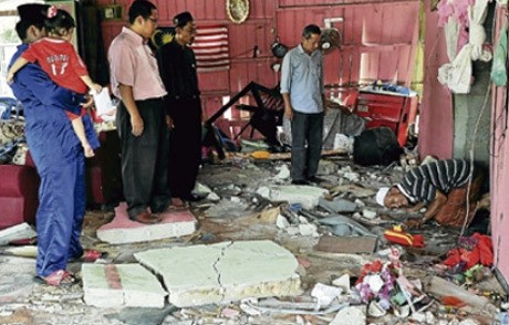 Duh! Mercedes Benz Tabrak Rumah Warga, Bocah 2 Tahun Tewas