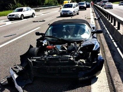 Perjalanan Keliling Dunia dengan Mobil Listrik Berakhir Tragis