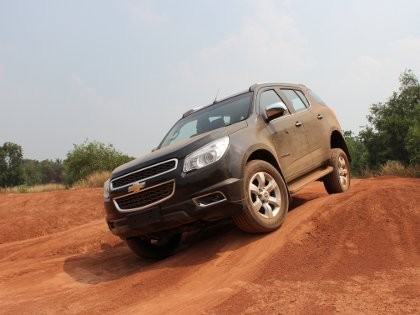 Bermain dengan Chevy Trailblazer di Medan Offroad