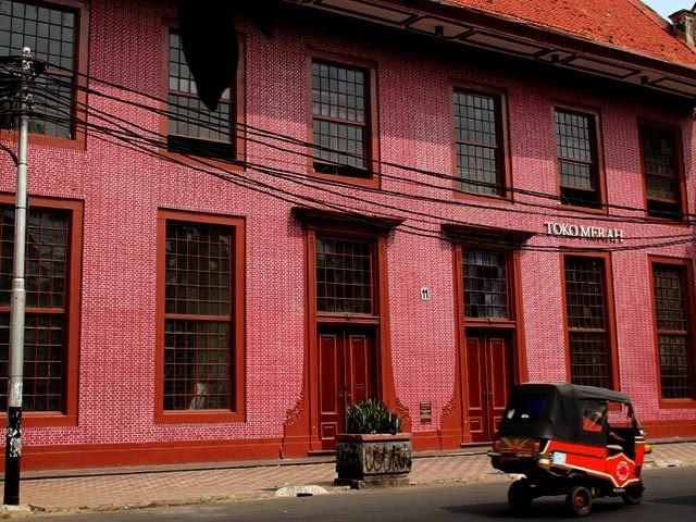 Bagian luar Toko Merah di kawasan Kota Tua Jakarta (indonesia.travel) Bagian luar Toko Merah di kawasan Kota Tua Jakarta (indonesia.travel)