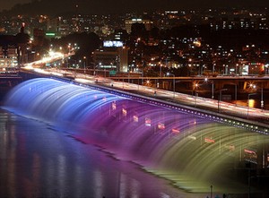 Cantik! Korsel Punya Jembatan dengan Air Mancur Pelangi