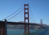 Dari kejauhan, tampak elok bentang jembatan tersebut di atas lautan, dengan pemandangan bukit sebagai latarnya. Golden Gate memang menakjubkan (Nisa/detikTravel)