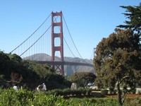 Di salah satu sisi jembatan, terdapat taman yang memajang monumen dan sejarah pembangunan Golden Gate.(Nisa/detikTravel)