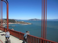 Seorang wisatawan memfoto pemandangan dari atas Golden Gate. Jembatan ini adalah objek wisata terkenal di San Francisco (Nisa/detikTravel)