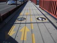 Golden Gate punya jalur sepeda. Perlu diperhatikan, kita harus patuh dengan peraturan jalan di jembatan. Jika tidak, bisa-bisa bertabrakan dengan sepeda atau orang lain. (Nisa/detikTravel)