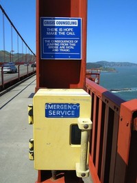 Banyak orang bunuh diri dari atas Golden Gate. Sehingga banyak terdapat telepon darurat untuk melapor, selain juga melaporkan kerusakan jembatan (Nisa/detikTravel)