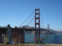Menikmati latar belakang pemandangan Golden Gate. Tak disangka, pembangunannya dulu menuai protes. Namun, Golden Gate kini menjadi ikon San Francisco (Nisa/detikTravel)