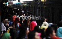 Penumpang menunggu kereta KRL Commuter Line di Stasiun Sudirman, Jakarta, Kamis (6/9).