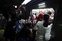 Mulai 1 Oktober PT KAI akan menaikan harga tiket KRL, Rp 2.000.
