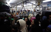 Penumpang penumpuk di gerbong KRL Commuter Line.