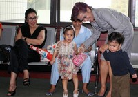 Miranda bercanda dengan cucunya sebelum sidang. (Ramses/detikcom).