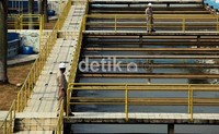 Selama ini PT. Palyja memperoleh pasokan air baku dari waduk Jatiluhur. Berkurangnya volume air waduk Jatiluhur membuat pasokan air untuk Palyja juga berkurang.