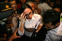 Angie meninggalkan ruang sidang. (Ramses/detikcom).