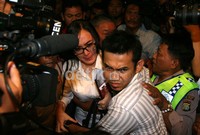 Angie meninggalkan ruang sidang dengan pengawalan ketat. (Ramses/detikcom).