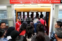 Para penumpang memasuki bus TransJakarta di halte Terminal Blok M, Jakarta Selatan.