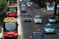Tiga bus TransJakarta melintas di Jalan Jenderal Sudirman, Senayan, Jakarta.
