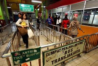 Para calon penumpang mengantre di halte Terminal Blok M, Jakarta Selatan.