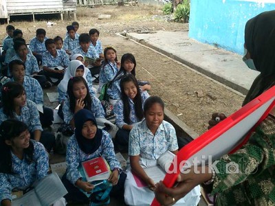 Kelas Penuh Debu, Siswa Belajar di Luar