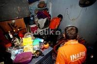 Tim INAFIS memeriksa barang-barang yang ada di dalam rumah M Thorik.