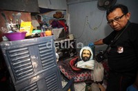 Tim Labfor Polda Metro Jaya menunjukkan sebuah poster yang ditemukan di rumah M Thorik.
