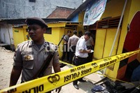 Di rumah ini, polisi berhasil mengumpulkan barang bukti berupa black powder, aluminun folder, detonator, paku dua dus, gotri, baterai untuk membantu ledakan, pipa besi, paralon, lakban, kabel-kabel, buku panduan cara membuat bom dan cara membuat racun california.