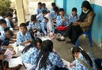 Kelas Penuh Debu, Siswa Belajar di Luar