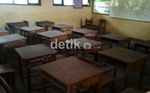 Kelas Penuh Debu, Siswa Belajar di Luar