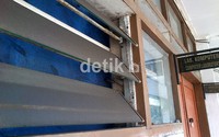 Kaca juga menempel di kaca dan jendela. Robert/detikcom.