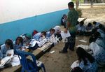 Kelas Penuh Debu, Siswa Belajar di Luar