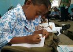 Kelas Penuh Debu, Siswa Belajar di Luar