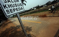 Selain patok, nantinya juga akan ditempatkan petugas di sepanjang jalur BKT itu untuk mengawasi jalur tersebut.