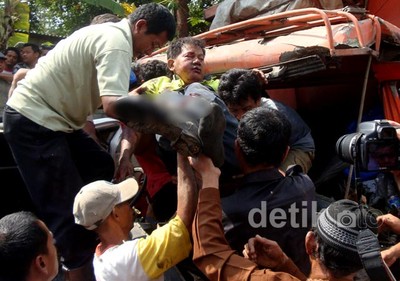 Evakuasi Sopir Korban Kecelakaan di Banyumas