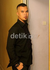 Ayah dari Al, El, dan Dul itu berpose dengan gaya coolnya di depan kamera. (Gusmun/detikHot).