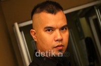 Dhani tampil cool saat memeriahkan acara HUT TVRI ke-50, Jalan Gerbang Pemuda Senayan, Jakarta Selatan, Rabu (5/9/2012). (Gusmun/detikHot).