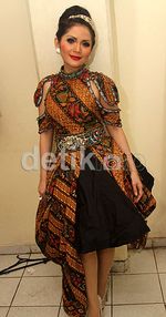Dibalut Dress Batik, Kristina Tampil Mempesona