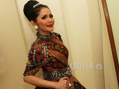 Dibalut Dress Batik, Kristina Tampil Mempesona