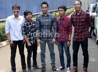 Teuku Wisnu & Friends tampil eksis dengan kemeja kotak-kotak. (Gusmun/detikHot).