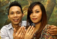 Merekapun pamer cincin pernikahan mereka saat ditemui di studio Hanggar, Pancoran, Jakarta Selatan, Rabu (5/9/2012).