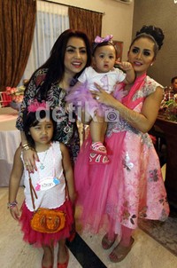 Tak lupa, ia juga berpose dengan Amora yang telah menginjak usia ke-1.