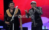 Aksi Rhoma Irama saat berkolaborasi dengan Tompi di atas panggung. Gus Mun/detikHOT.