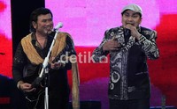 Mereka berduet dengan menyanyikan lagu Begadang. Gus Mun/detikHOT.