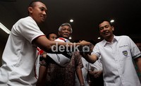 Pembalap motor PON DKI Jakarta M Nurgianto (kiri), menerima helm balap untuk persiapan di PON XVIII Riau, dari Ketua Kontingen IMI DKI Jakarta Pulman Punta (kanan), yang disaksikan oleh bapak angkat Tim PON DKI untuk cabang olahraga balap motor I Putu Indra (tengah).