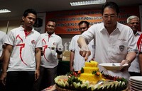 Dalam acara pelepasan kontingen PON XVIII Cabang Balap Motor DKI Jakarta, Ketua Pengprov Ikatan Motor Indonesia (IMI) DKI Jakarta A. Judiarto (kanan), memberikan nasi tumpeng kepada para atlet balap motor.