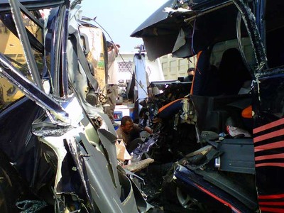 Isuzu Elf Hantam Alat Berat, 1 Tewas
