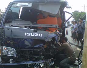 Isuzu Elf Hantam Alat Berat, 1 Tewas dan 10 Orang Luka-luka
