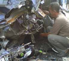 Isuzu Elf Hantam Alat Berat, 1 Tewas dan 10 Orang Luka-luka