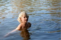 Marilyn Monroe sedang beradegan mandi di sungai untuk menghilangkan kebosanan dengan jadwalnya yang padat. (The Weinstein Company).