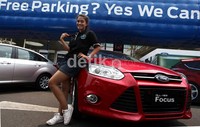 Parkir paralel pun tak perlu repot lagi, terutama untuk wanita seperti model ini.