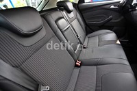 Kabin belakang Ford Focus, jok tengah bisa dilipat dan dimajukan ke depan.